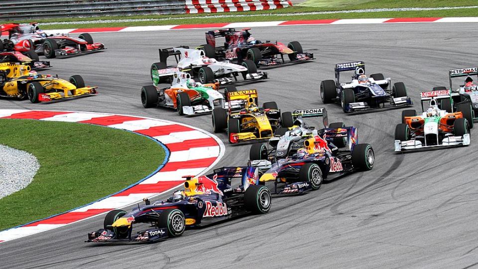 The opening lap at the 2010 F1 Malaysia Grand Prix. Image by Morio via Wikimedia Commons CC-BY-2.0.