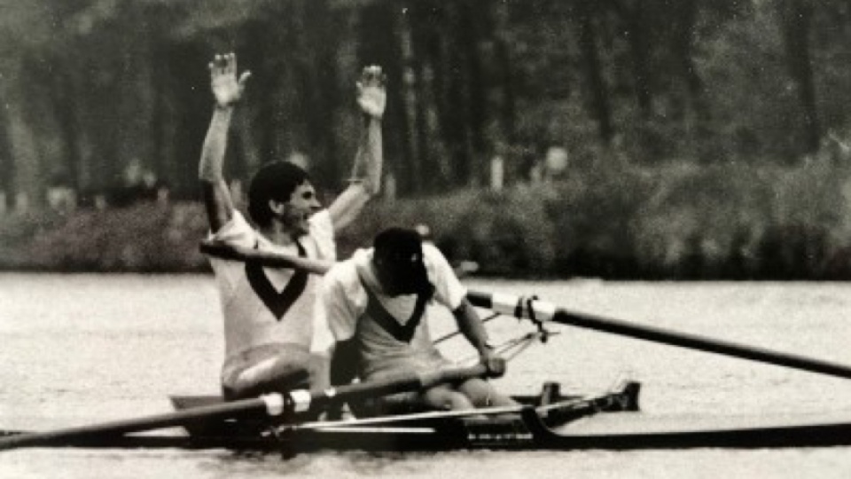 Emiel van den Heiligenberg, raising his hands, with fellow rower