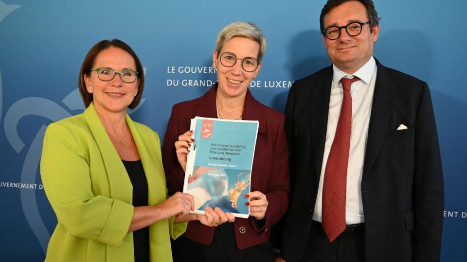 Finance minister Yuriko Backes, justice miniser Sam Tamson and formal national AML/CFT coordinator Michel Turk received the FATF report on Wednesday. Photo: Luxembourg government.