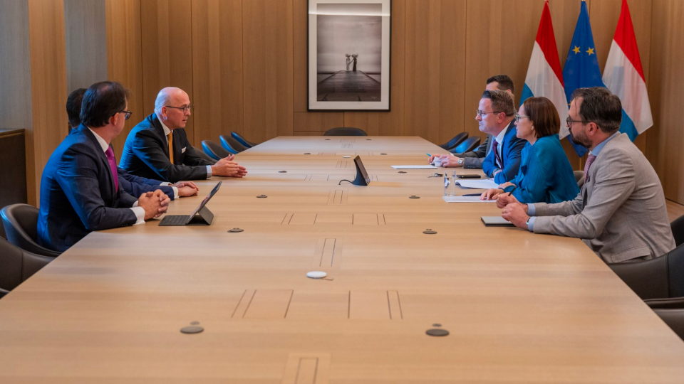 Tuesday's meeting between prime minister Bettel, finance minister Backes and Bank of America representatives. Photo: Luxembourg government via Twitter.