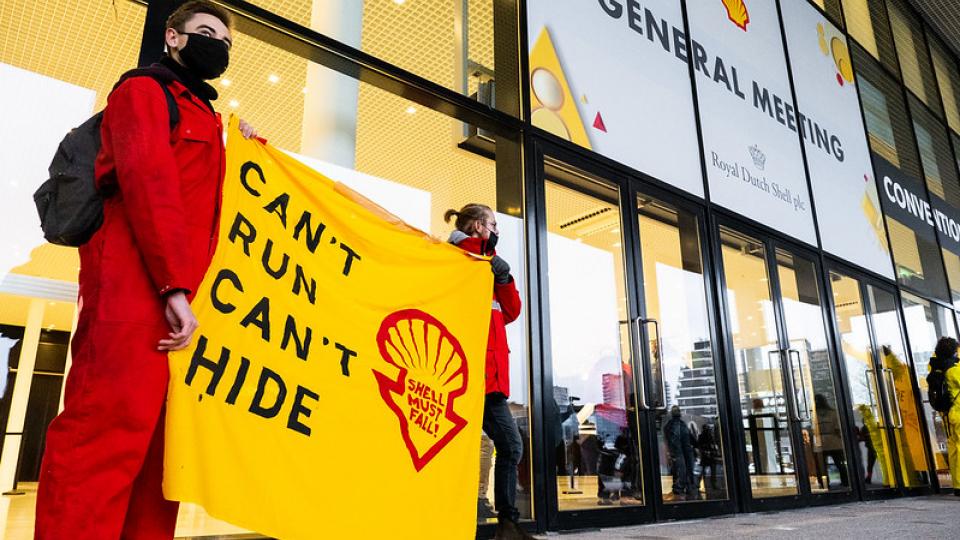 Protests at the AGM of Royal Dutch Shell Group PLC. Photo by Laura Ponchel via Flickr CC-BY-2.0.