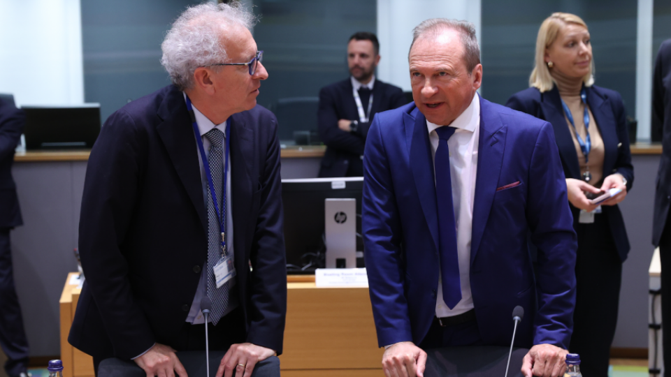A Luxembourg tête-à-tête at the Eurogroup in Brussels on Monday, with finance minister Gilles Roth and Pierre Gramegna, managing director of the ESM. Photo: EU. 