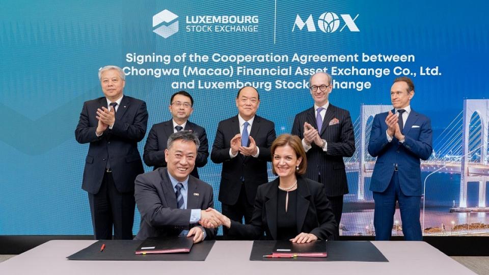 The signing ceremony between LuxSE and MOX. Photo: LuxSE.