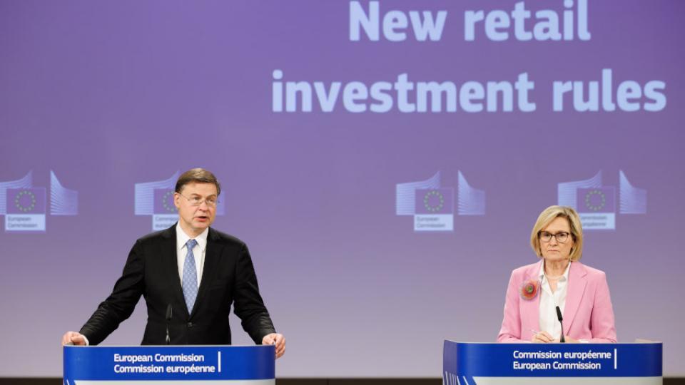 EU Commission Vice President Valdis Dombrovskis and EU Financial Services Commissioner Mairead McGuinness announcing the retail investor package. Photo: European Commission. EU Commission Vice President Valdis Dombrovskis and EU Financial Services Commissioner Mairead McGuinness announcing the retail investor package. Photo: European Commission.