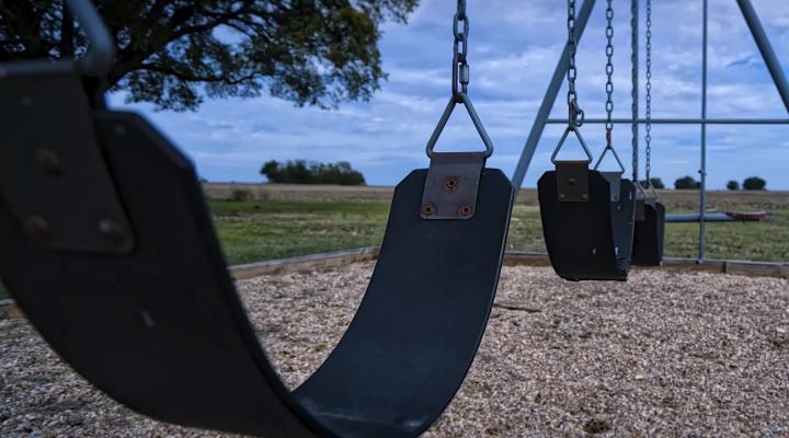 A swing at a playgroud. Photo: Rawpixel CC0.